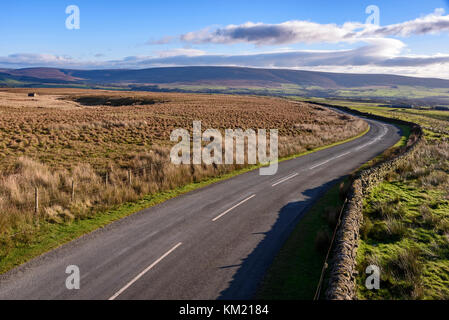 Abbeystead grouse Mauren Lancashire. Lange kurvenreiche Straße. Stockfoto