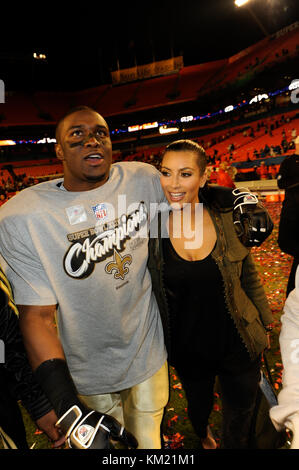 SMG FL30 Celebrities Super Bowl XLIV 020710 124.JPG MIAMI GARDENS, FL - 07. FEBRUAR: Super Bowl XLIV im Sun Life Stadium am 7. Februar 2010 in Miami Gardens, Florida. Leute: Kim Kardashian, Reggie Bush Stockfoto