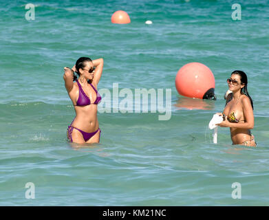 SMG Kardashian Beach 071407 28 MIAMI BEACH, FL - 14. JULI 2007: Kim Kardashian Tochter von O.. J Anwalt Robert Kardashian und enger Freund von Pairs Hilton, hat am 14. Juli 2007 in Miami Beach Spaß in der Sonne mit Freunden. (Foto von Storms Media Group) Leute: Kim Kardashian Stockfoto