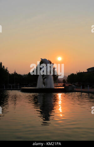 Sonnenaufgang über dem der Rhapsody Skulptur, Waterfront Park, City Art Trail, Kelowna Stadt, Okanagan Valley, British Columbia, Kanada. Stockfoto