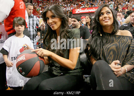 SMG FL9 Kim Kardashian Cotton Candy Heat 031410 10.JPG MIAMI - 14. MÄRZ: Kim Kardashian isst Zuckerwatte, während er die Philadelphia 76ers beim Miami Heat beobachtet. Am 14. März 2010 in der American Airlines Arena in Miami, Florida (Foto: Storms Media Group) People: Kim Kardashian Stockfoto