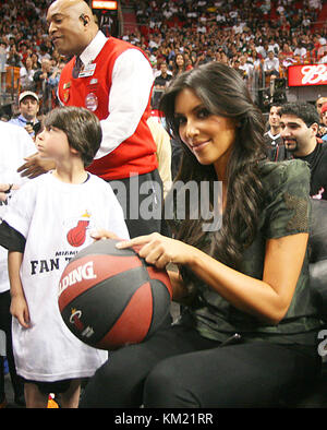 SMG FL9 Kim Kardashian Cotton Candy Heat 031410 14.JPG MIAMI - 14. MÄRZ: Kim Kardashian isst Zuckerwatte, während er die Philadelphia 76ers beim Miami Heat beobachtet. Am 14. März 2010 in der American Airlines Arena in Miami, Florida (Foto: Storms Media Group) People: Kim Kardashian Stockfoto