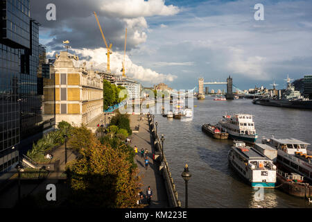 Blick entlang der Themse in Richtung Tower Bridge mit Blick auf Old Billingsgate Spaziergang und dunklen Haus, Spaziergang, Pfad Themse. Stadt von London, Großbritannien Stockfoto