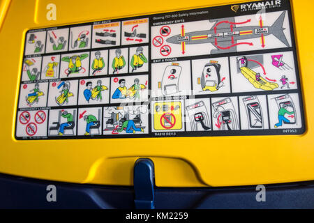 Ryanair Flugzeug Flugzeug Sicherheitshinweise auf der Rückseite eines Sitzes gedruckt Stockfoto