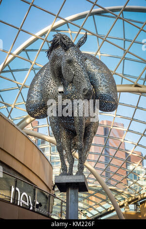Pferd, Skulptur, Equus, von Andy Scott auf Anzeige in der Dreiheit Leeds Shopping Center in Leeds, West Yorkshire, UK Stockfoto