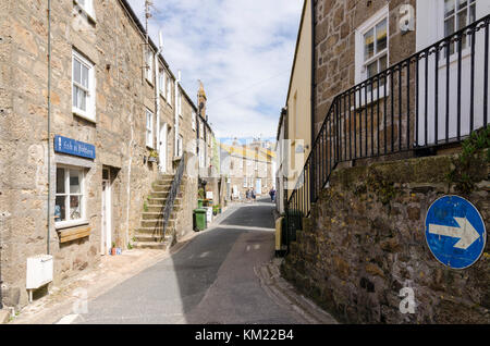 Hütten und Reihe von terrassenförmig angelegten oder Terrasse Häuser in engen Gassen in St. Ives, Cornwall, Großbritannien Stockfoto