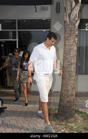 SMG Kim Kardashian Kris Humphries Lunch 051411 21.JPG MIAMI BEACH, FL - MAI 14: Kim Kardashian hat Mittagessen mit Freund Kris Humphries und straphanger PR will Jonathan Cheban sein. Humphries war ganz der Herr, als er am 14. Mai 2011 in Miami Beach, Florida, die Tür für seine zukünftige Braut öffnete. Personen: Kim Kardashian Kris Humphries Stockfoto