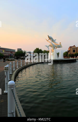 Sonnenaufgang über dem der Rhapsody Skulptur, Waterfront Park, City Art Trail, Kelowna Stadt, Okanagan Valley, British Columbia, Kanada. Stockfoto