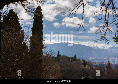 Blick vom Jardin de los Adarves, Alcazaba, Alhambra, Granada, mit der Schnee der Sierra Nevada in der Ferne Stockfoto