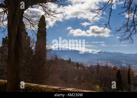 Blick vom Jardin de los Adarves, Alcazaba, Alhambra, Granada, mit der Schnee der Sierra Nevada in der Ferne Stockfoto