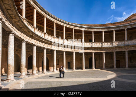 Der kreisförmige Innenhof des Palacio de Carlos V (Palast Karls V.) im Alhambra-Komplex, Granada, Andalusien, Spanien Stockfoto