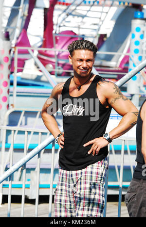 In Seaside Heights, NJ - 15. Juli: Paul delvecchio Schmierfilmbildung auf Position für "Jersey Shore' am 15. Juli 2011 in Seaside Heights, New Jersey. Personen: Paul delvecchio Stockfoto