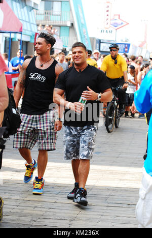 In Seaside Heights, NJ - 15. Juli: Ronnie magro Schmierfilmbildung auf Position für "Jersey Shore' am 15. Juli 2011 in Seaside Heights, New Jersey. Leute: Ronnie magro Stockfoto