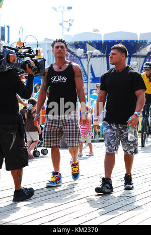 SEASIDE HEIGHTS, NJ - 15. JULI: Ronnie Magro filmt am 15. Juli 2011 in Seaside Heights, New Jersey. Leute: Ronnie Magro Stockfoto