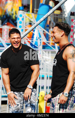 SEASIDE HEIGHTS, NJ - 15. JULI: Ronnie Magro filmt am 15. Juli 2011 in Seaside Heights, New Jersey. Leute: Ronnie Magro Stockfoto