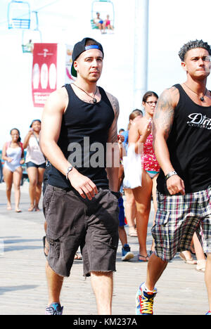 SEASIDE HEIGHTS, NJ - 15. JULI: Vinny Guadagnino filmt am 15. Juli 2011 für „Jersey Shore“ in Seaside Heights, New Jersey. Leute: Vinny Guadagnino Stockfoto