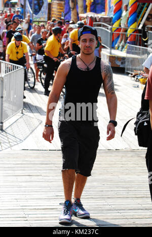 SEASIDE HEIGHTS, NJ - 15. JULI: Vinny Guadagnino filmt am 15. Juli 2011 für „Jersey Shore“ in Seaside Heights, New Jersey. Leute: Vinny Guadagnino Stockfoto