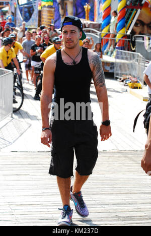 SEASIDE HEIGHTS, NJ - 15. JULI: Vinny Guadagnino filmt am 15. Juli 2011 für „Jersey Shore“ in Seaside Heights, New Jersey. Leute: Vinny Guadagnino Stockfoto