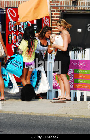 SEASIDE HEIGHTS, NJ - 29. JULI: Deena Nicole Cortese filmt am 29. Juli 2011 in Seaside Heights, New Jersey Stockfoto