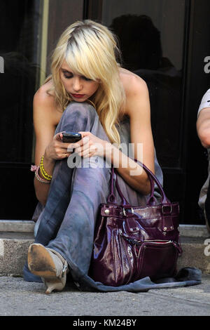 NEW YORK - 11. AUGUST: Taylor Momsen ist am 11. August 2009 in New York City zu Gast bei Gossip Girl Stockfoto