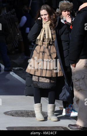 NEW YORK – 18. NOVEMBER: Leighton Meester filmt die Szene des Gossip Girl-Films in Midtown Manhattan am 18. November 2009 in New York City. Leute: Leighton Meester Stockfoto