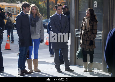 NEW YORK - NOVEMBER 18: Chace Crawford, Ed Westwick und Blake lebendige Filmszene vor Ort im "Gossip Girl"-Film, der am 18. November 2009 in Midtown Manhattan in New York City gedreht wurde. Personen: Chace Crawford, Ed Westwick und Blake Lively Stockfoto