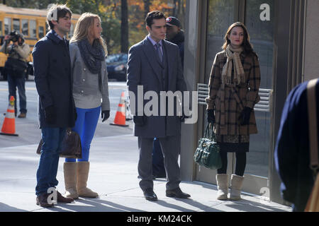 NEW YORK - NOVEMBER 18: Chace Crawford, Ed Westwick und Blake lebendige Filmszene vor Ort im "Gossip Girl"-Film, der am 18. November 2009 in Midtown Manhattan in New York City gedreht wurde. Personen: Chace Crawford, Ed Westwick und Blake Lively Stockfoto