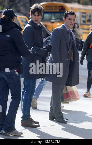 NEW YORK - NOVEMBER 18: Chace Crawford, Ed Westwick und Blake lebendige Filmszene vor Ort im "Gossip Girl"-Film, der am 18. November 2009 in Midtown Manhattan in New York City gedreht wurde. Personen: Chace Crawford, Ed Westwick und Blake Lively Stockfoto