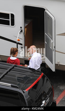 FORT LAUDERDALE -FL- 24. MÄRZ 2008: Schauspieler Alan Arkin bekommt eine Postzustellung auf dem Set seines neuen Films Marley & Me People: Alan Arkin Stockfoto