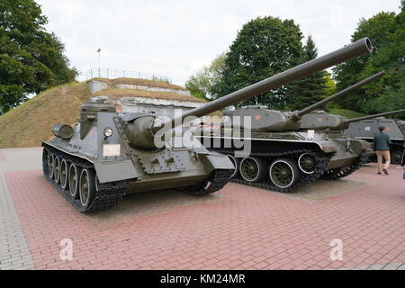 Brest, Belarus - 25. September 2016: SU-100 sowjetischen Selbstfahrende artillerie Klasse Tank Destroyer in der Brester Festung Stockfoto