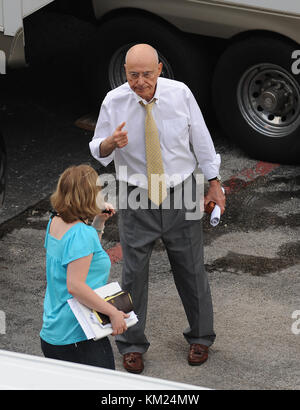 FORT LAUDERDALE -FL- 24. MÄRZ 2008: Schauspieler Alan Arkin bekommt eine Postzustellung auf dem Set seines neuen Films Marley & Me People: Alan Arkin Stockfoto