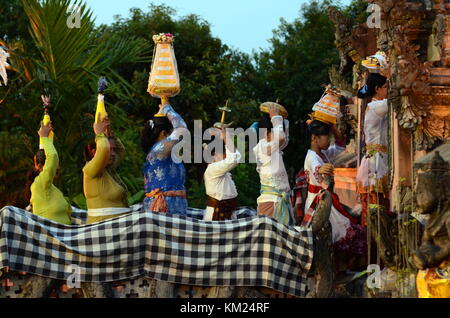 Balinesischen hinduistischen Zeremonie namens mendak Tirta und melasti. Die Veranstaltung soll das Symbol Gottes, indem es an bestimmte Wasser Quelle zu heiligen. Stockfoto