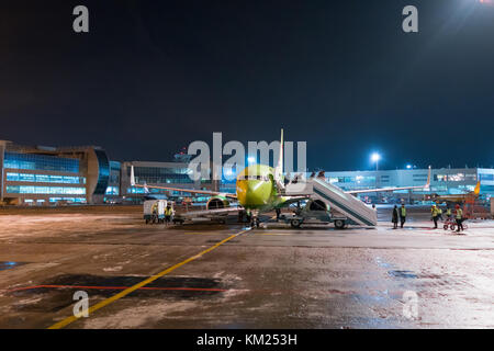 Moskau, Russland - Januar 29, 2017: Flugzeug nach der Landung am Flughafen Domodedovo Stockfoto