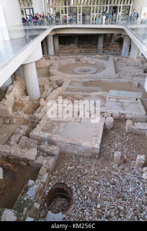 Athen, Griechenland - November 15, 2017: Eintritt in das neue Akropolis-Museum in Athen. Durch die schweizerisch-französische Architekt Bernard Tschumi entworfen. Stockfoto