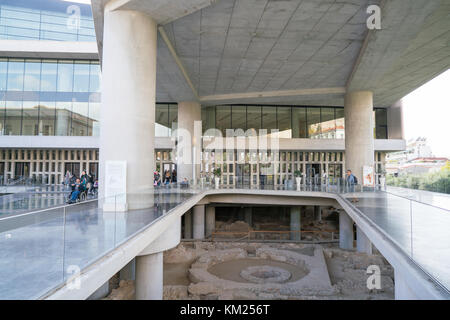 Athen, Griechenland - November 15, 2017: Eintritt in das neue Akropolis-Museum in Athen. Durch die schweizerisch-französische Architekt Bernard Tschumi entworfen. Stockfoto