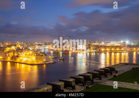 Abend am oberen Barrakka Gärten in Valletta, Malta. Ein Blick über den Grand Harbour towars Senglea. Stockfoto