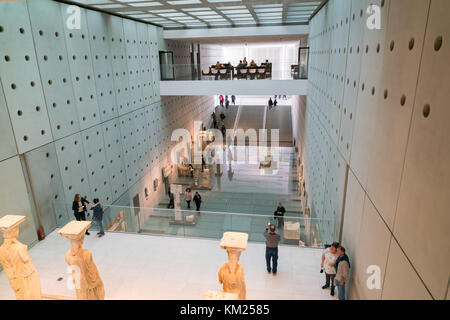 Athen, Griechenland - November 15, 2017: Innenansicht des neuen Akropolis Museums in Athen. Durch die schweizerisch-französische Architekt Bernard Tschumi entworfen. Stockfoto