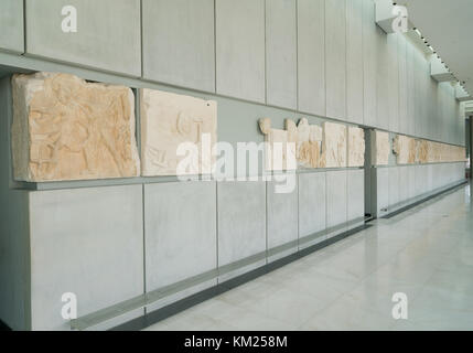 Athen, Griechenland - November 15, 2017: Innenansicht des neuen Akropolis Museums in Athen. Durch die schweizerisch-französische Architekt Bernard Tschumi entworfen. Stockfoto