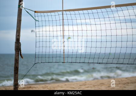 Ein beach Volleyballnetz am Strand in der Nähe von Ocean Wasser Stockfoto