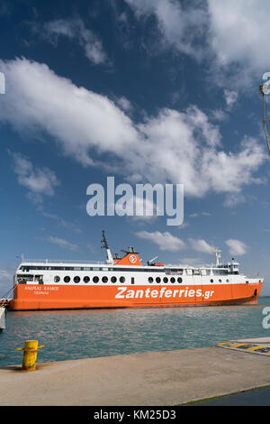 Kyllini port, Griechenland - November 16, 2017: Fähre von Ionischen Fähren in Kyllini Port. Stockfoto