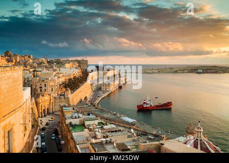 Sonnenaufgang in Valletta, Malta. Ein Blick über Grand Harbour. Stockfoto