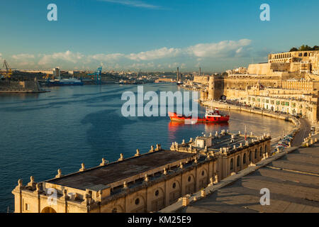 Morgen in Valletta, Malta. Ein Blick über Grand Harbour. Stockfoto