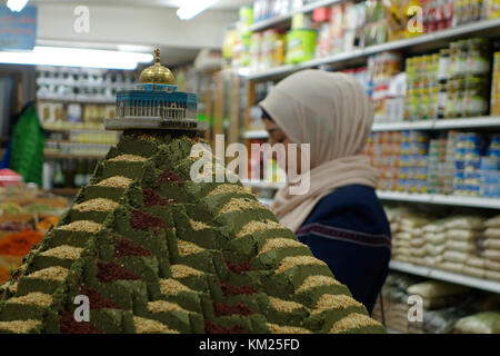 Ein kleines Modell des islamischen Schreins Dome of Der Felsen auf einer Zatar Gewürzpyramide in einem Lebensmittelgeschäft Geschäft in Beit Habad auch Khan az Zait Straße an Die Altstadt des muslimischen Viertels Ostjerusalem Israel Stockfoto