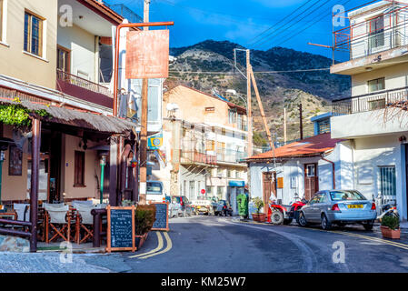 Agros, Zypern - Januar 29, 2016: Auf der Suche nach der Hauptstraße in agros Dorf. Stockfoto