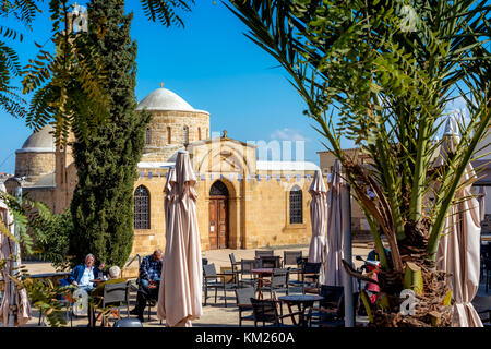 Peristerona, Zypern - März 03, 2017: Die Menschen im Cafe sitzen im Freien in der Nähe von Apostel varnavas Kirche. Stockfoto