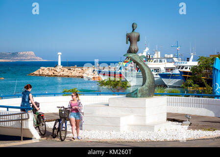 Ayia Napa, Zypern - 21. April 2017: Blick auf den Marktplatz in Richtung Meer. Stockfoto