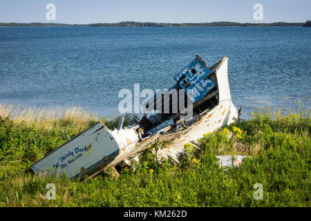 Abgebrochene Fischerboot am Strand von Marie Joseph an der Ostküste von Nova Scotia, Kanada. Stockfoto