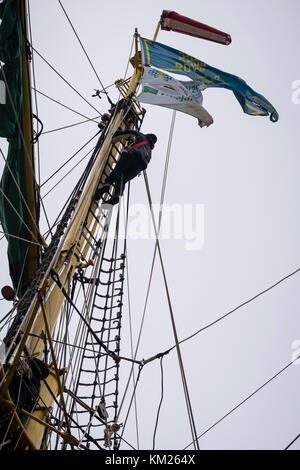 Auszubildende besteigen das Takelage des deutschen Hochschiffs Alexander von Humboldt 2 in Halifax, Nova Scotia. Stockfoto