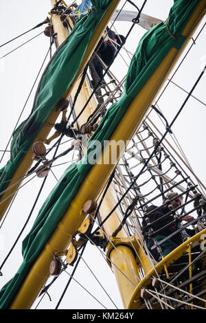 Auszubildende besteigen das Takelage des deutschen Hochschiffs Alexander von Humboldt 2 in Halifax, Nova Scotia. Stockfoto