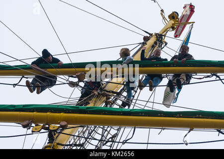 Auszubildende besteigen das Takelage des deutschen Hochschiffs Alexander von Humboldt 2 in Halifax, Nova Scotia. Stockfoto